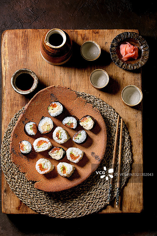 自制寿司卷配三文鱼、日本煎蛋卷、牛油果和酱油图片素材