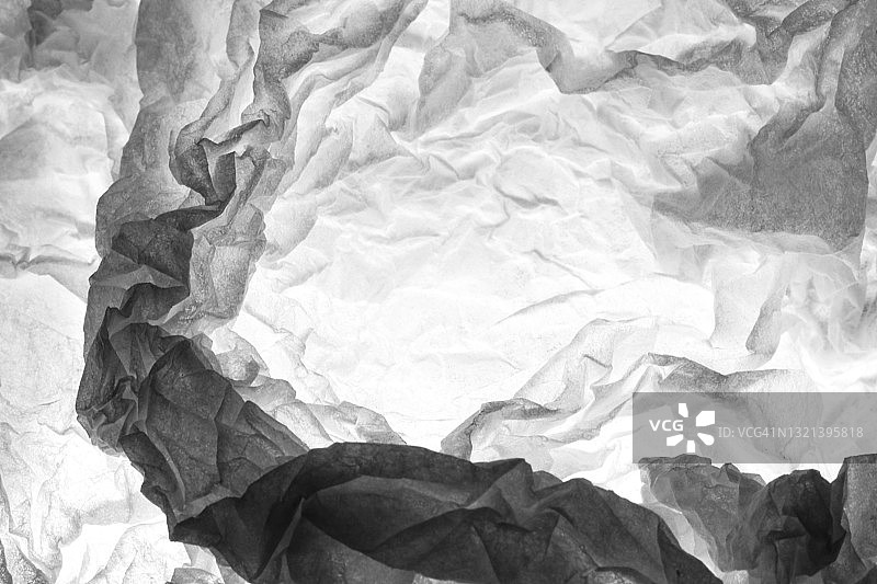 背光折痕组织包装纸在黑色和白色全框架图片素材