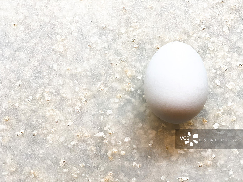 新鲜的煮鸡蛋，白色背景图片素材