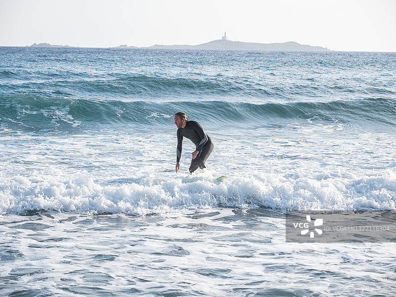 男人在撒丁岛冲浪图片素材