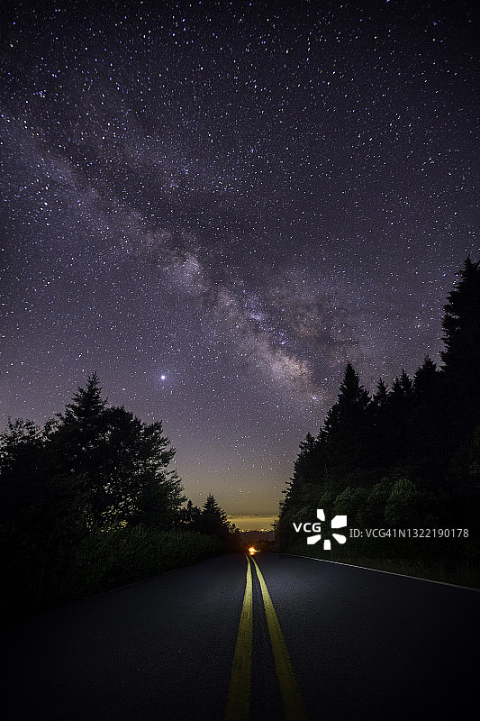 银河在乡村公路上图片素材