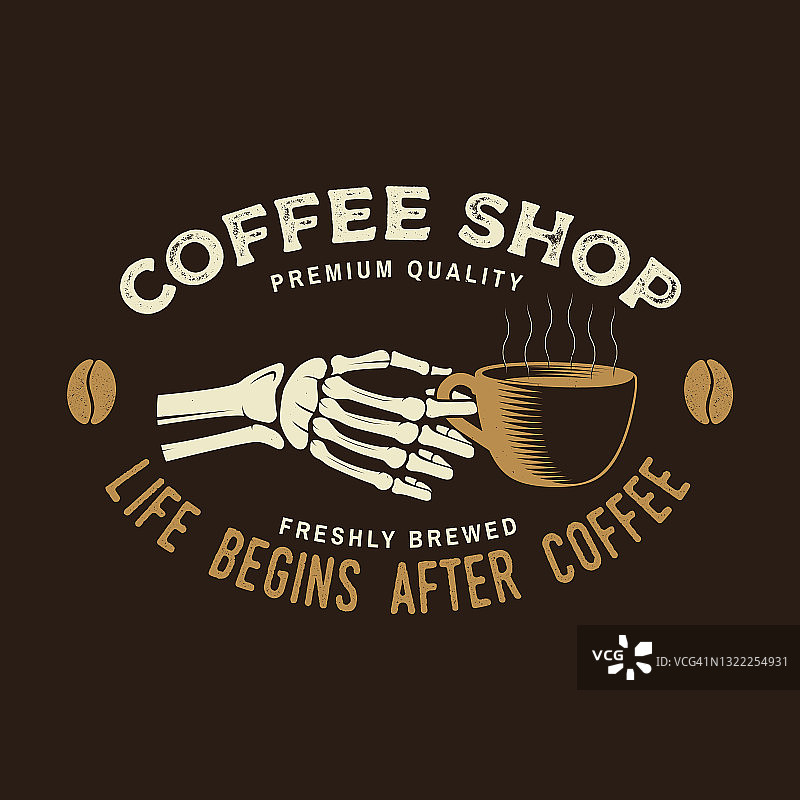 咖啡店标志，徽章模板。生活始于咖啡。向量。排版设计与咖啡杯在骷髅手剪影。为餐厅，咖啡馆，酒吧，包装菜单模板图片素材