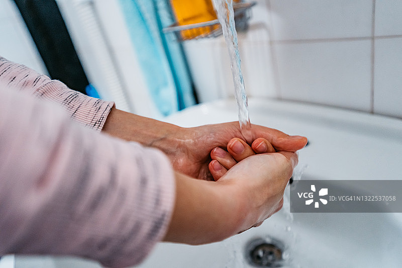 妇女洗手以预防病毒图片素材