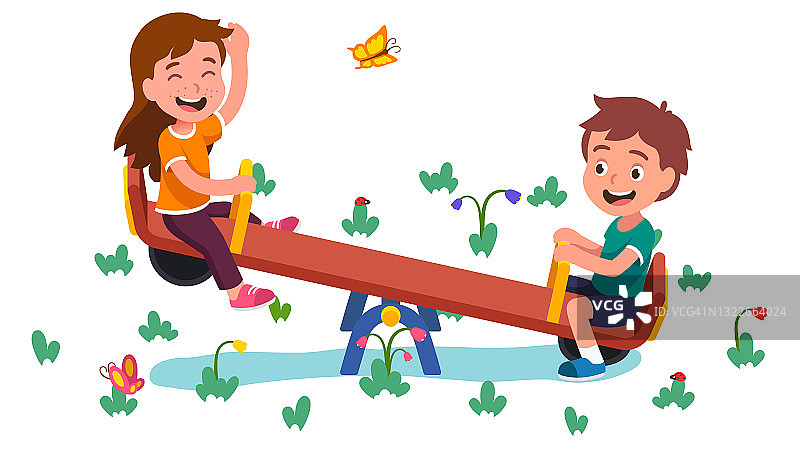 快乐的女孩和男孩在跷跷板上荡秋千。朋友们一起玩跷跷板，在夏天的草坪上有花，有蝴蝶。孩子们在户外玩耍。平面矢量字符插图图片素材