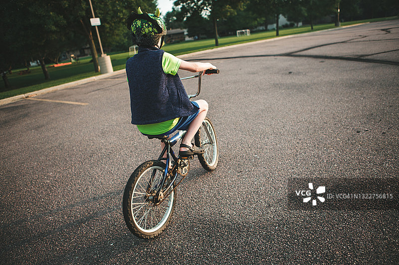 骑自行车的男孩图片素材