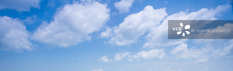 云朵和天空，蓝色的天空映衬着小小的云朵。全景图片素材