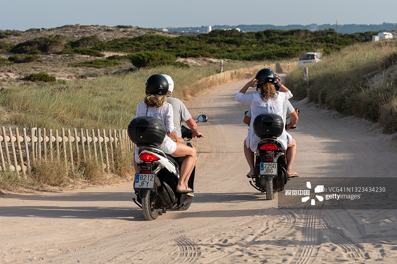 新冠肺炎疫情期间，游客在西班牙福门特拉的伊利埃斯海滩骑行图片素材