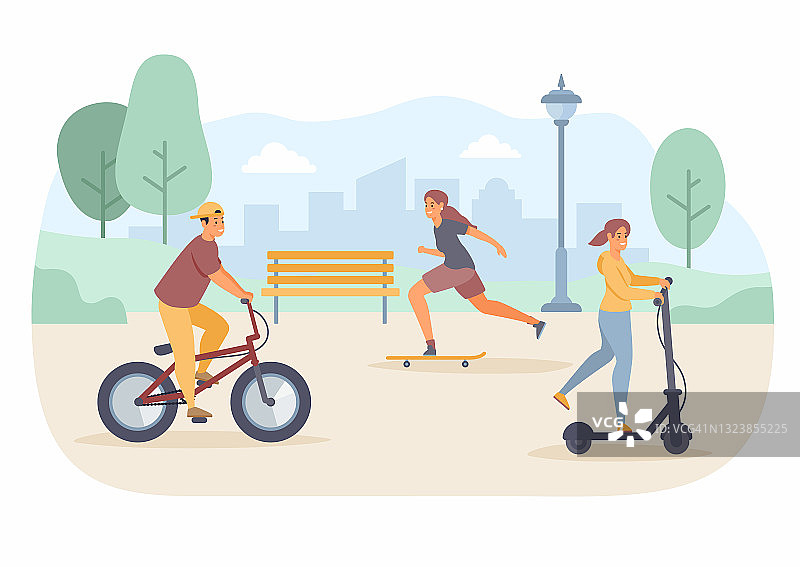 人们在公园里骑车。戴棒球帽的家伙骑自行车图片素材
