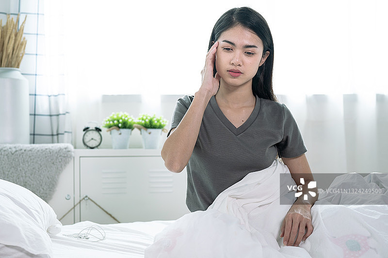 患有头痛的亚洲女性偏头痛的症状图片素材