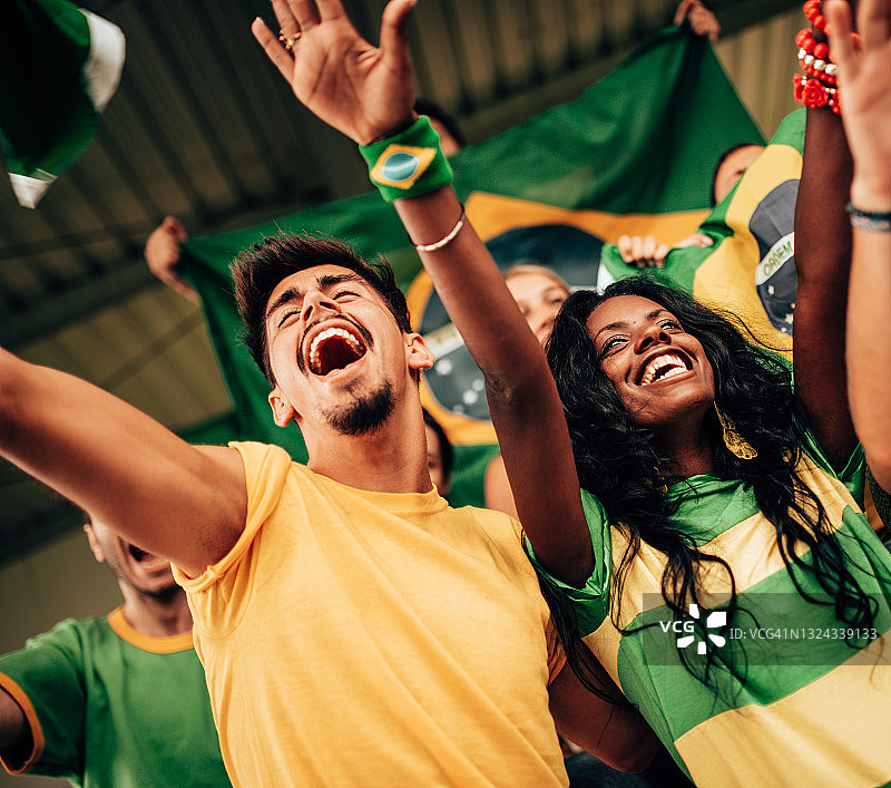 巴西球迷在体育场玩得很开心图片素材