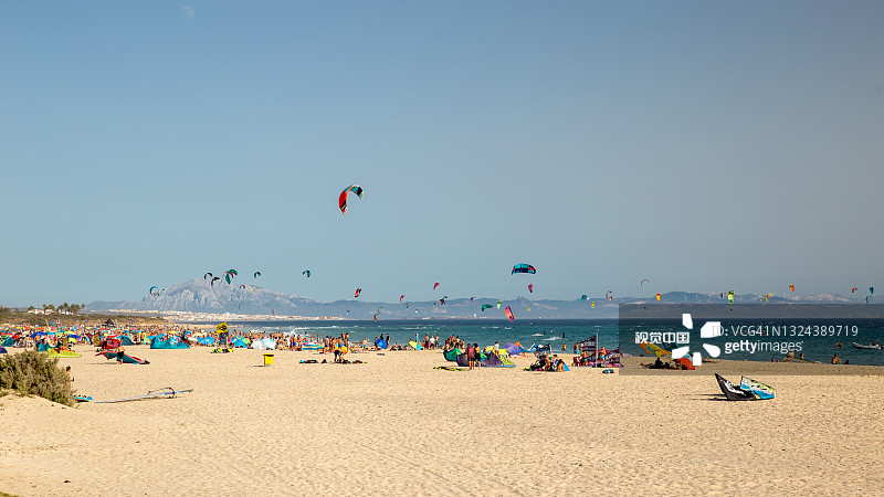 数百人在著名的蓬帕洛马塔里法海滩练习风筝冲浪的美丽全景图片素材