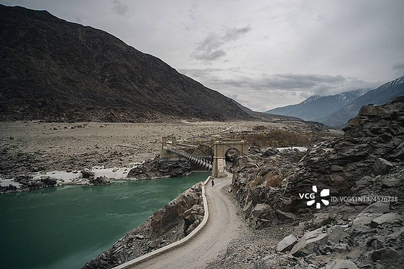 巴基斯坦喀喇昆仑公路上的绿松石湖和桥图片素材