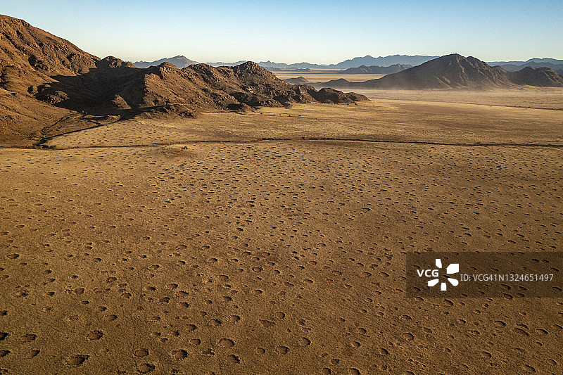 壮观的史诗高空鸟瞰草原，大草原和著名的仙女圈在纳米布沙漠图片素材