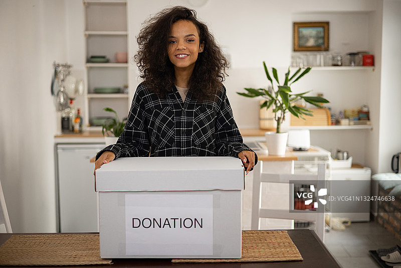 一位年轻的非洲裔美国妇女正在为慈善事业准备捐款图片素材