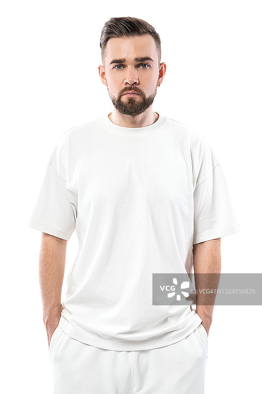 男人穿着白色t恤，上面有空白的设计空间图片素材