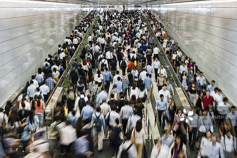 香港，上下班高峰期，乘客在繁忙的地铁车站内使用自动扶梯图片素材