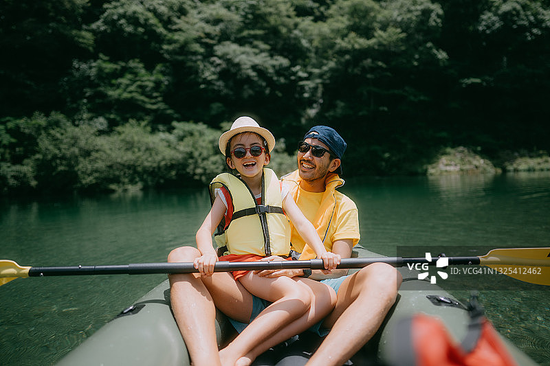 父亲和年幼的女儿享受河皮划艇，日本图片素材