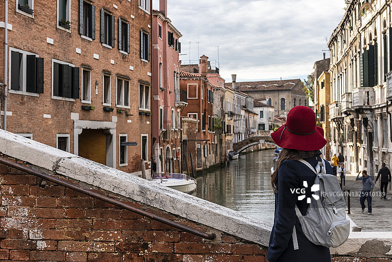 戴帽子的女人崇拜威尼斯，威尼托，意大利，欧洲图片素材