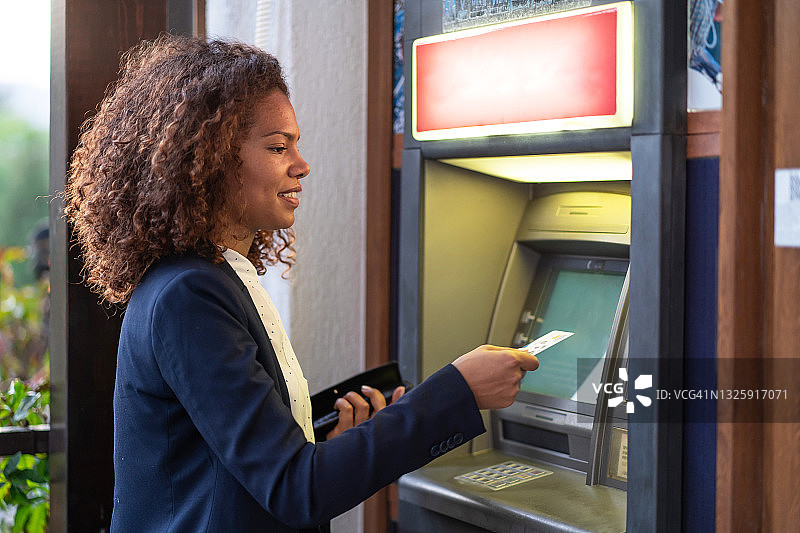 客户从ATM机中提取现金图片素材