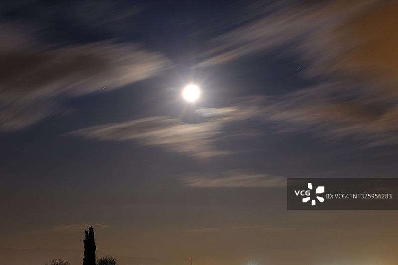 夜晚照片和满月的天空和云前的月亮图片素材