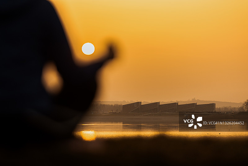 日落的照片附近的湖和女人在前景图片素材