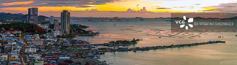 日落时分，春武里省的一个重要港口城市斯拉恰市的全景图图片素材