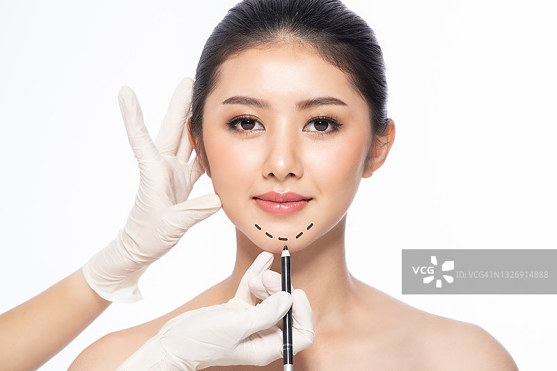 美丽年轻的亚洲女人与清洁新鲜的皮肤。面部护理、隔离白底面部治疗、美容、健康肌肤理念及美容理念。图片素材