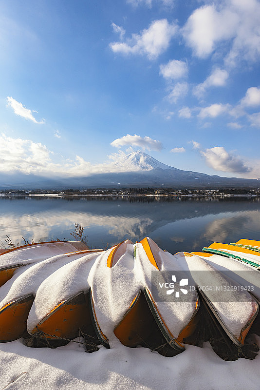 日本川口湖富士山和黄船在冬季阴天下雪图片素材