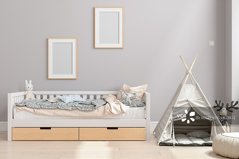 儿童房间内部凌乱的床，帐篷和空的画框在墙上。图片素材