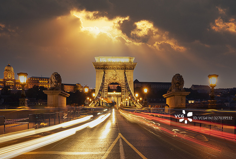 布达佩斯。晚上的铁链桥。图片素材