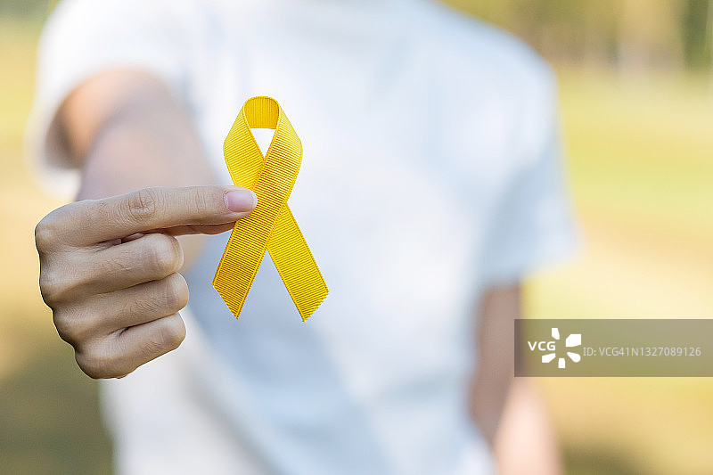 预防自杀，肉瘤，骨，膀胱，儿童癌症宣传月，黄丝带支持人们生活和疾病。儿童保健和世界癌症日的概念图片素材