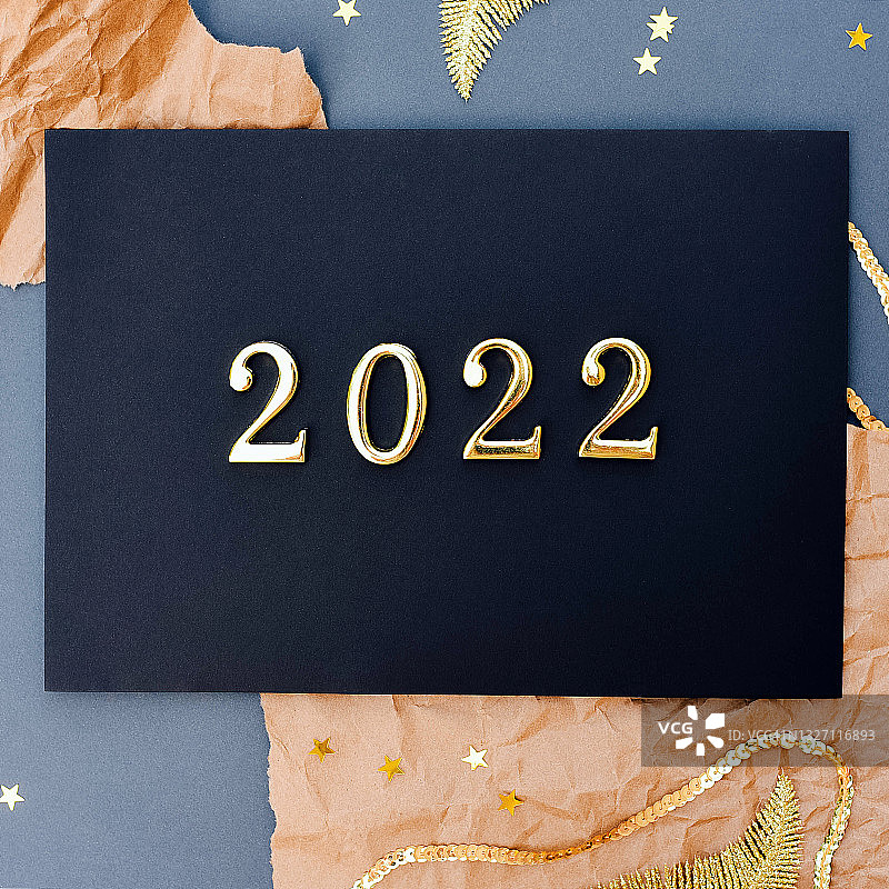 黑色背景上的2022年黄金数字。图片素材