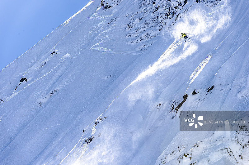 野外滑雪者从雪山脊下图片素材