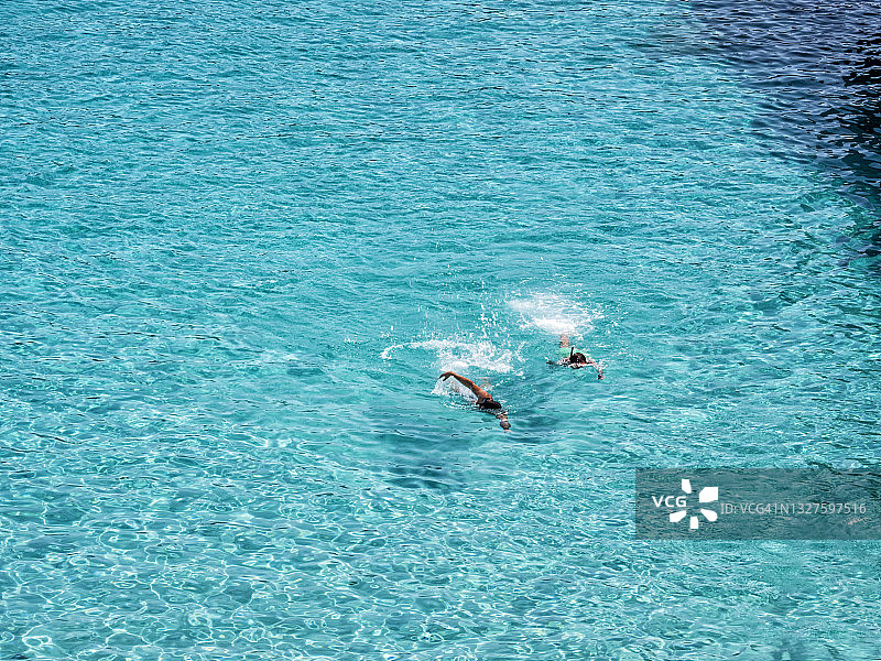 在马略卡岛，人们在地中海透明的海水中沐浴。图片素材
