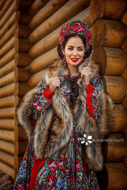 历史上的俄罗斯美女皇后穿着传统服装在户外图片素材