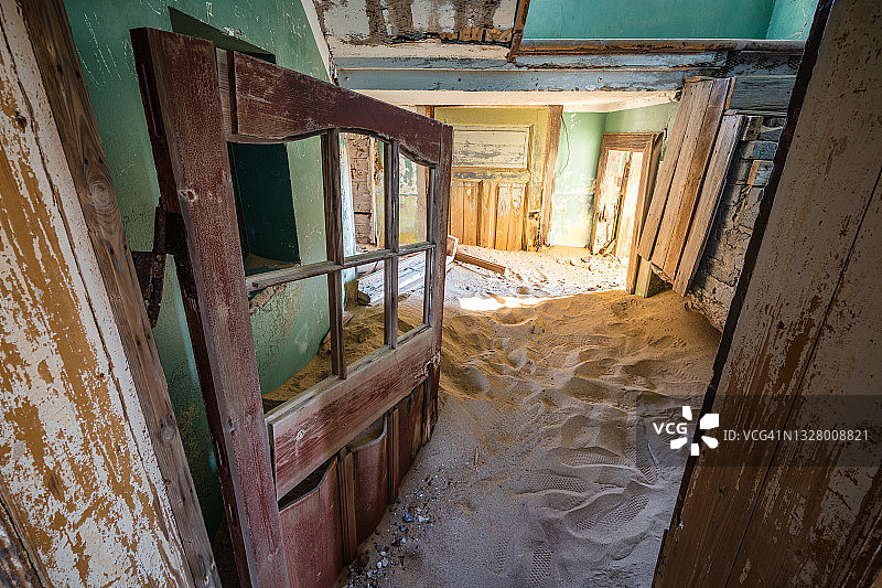 废弃的建筑被侵占的沙子，科尔曼斯科幽灵镇靠近卢德里茨，纳米比亚沙漠，非洲图片素材