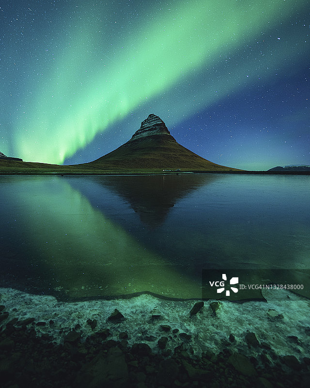 冰岛Jokulsarlon冰川泻湖上的北极光图片素材