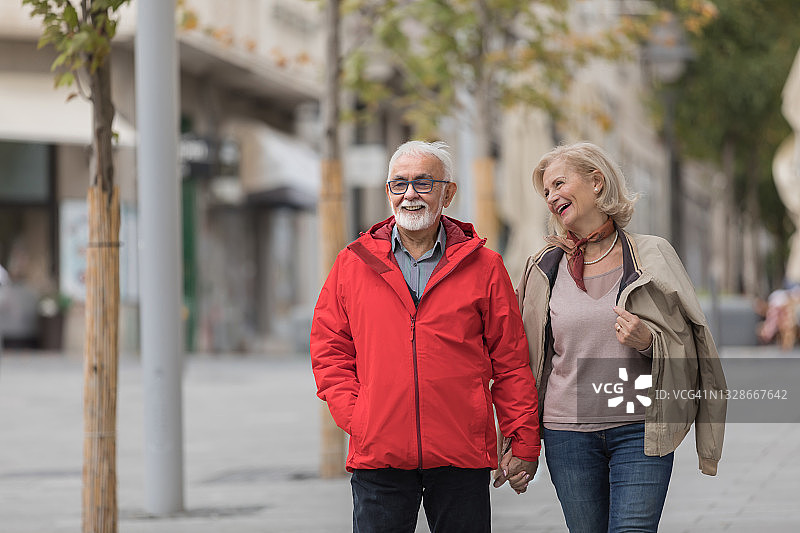 一位老妇人和她的丈夫一起在城市散步中度过美好的一天。图片素材
