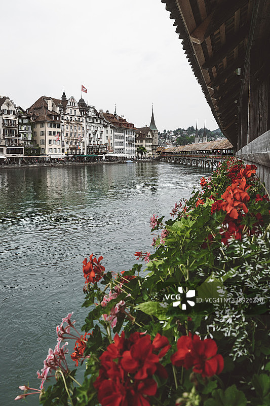 瑞士卢塞恩的罗伊斯河上的教堂桥图片素材