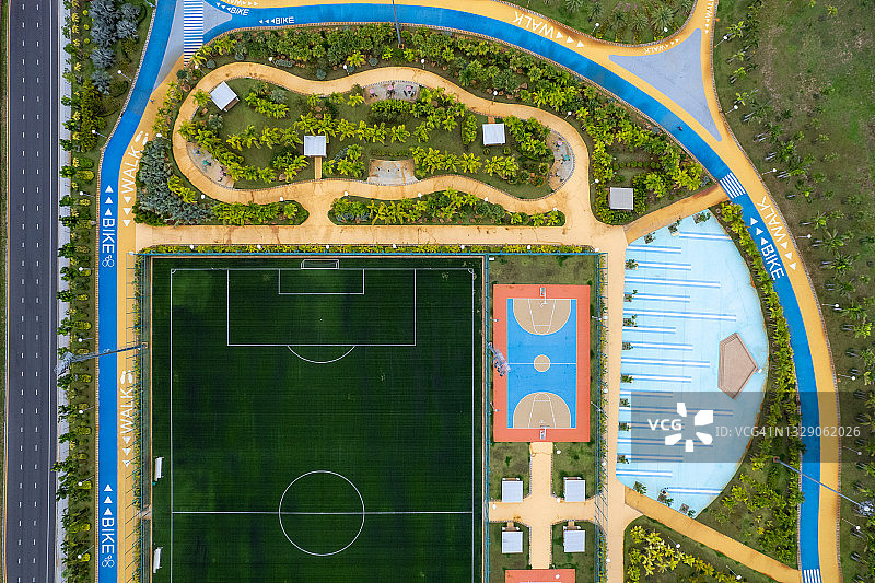 空的绿色足球场和公共场地鸟瞰图图片素材
