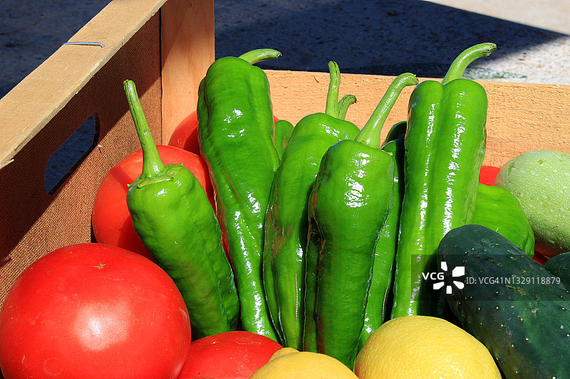 蔬菜和水果装在从花园新鲜采摘的盒子里图片素材