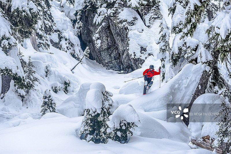 野地滑雪者骑在雪枕头上的景象图片素材