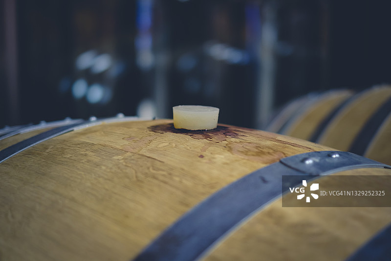 木桶葡萄酒与瓶塞在一排分类，陈酿过程图片素材