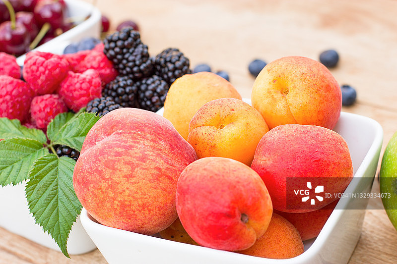 一碗新鲜的时令水果，一桌健康的素食图片素材