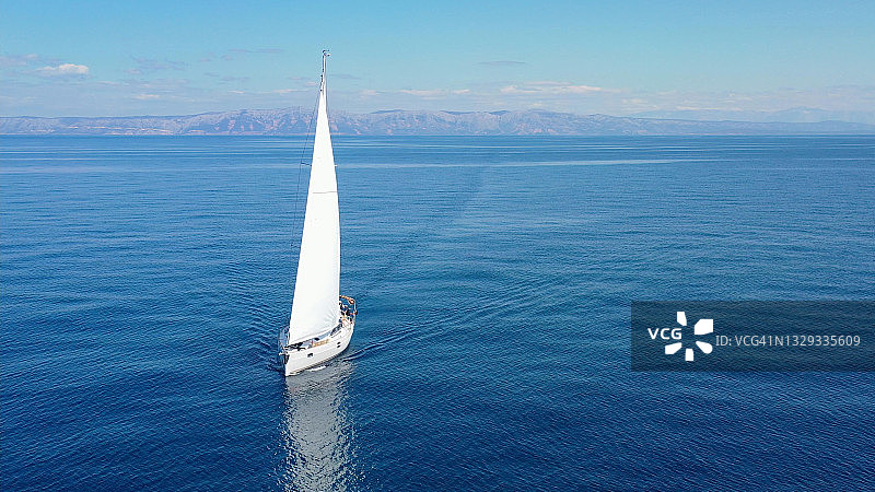 鸟瞰图航行豪华游艇在开放的海上在晴朗的一天在克罗地亚图片素材