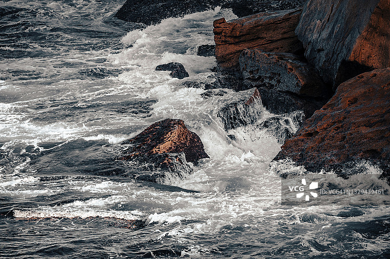 海浪冲击着多岩石的海岸线图片素材