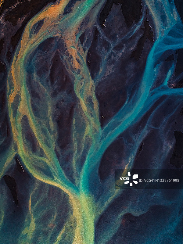 冰岛，无人机拍摄的色彩鲜艳的辫状河图片素材