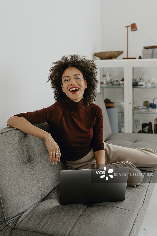 在家工作:快乐的非洲裔美国女商人通过她的笔记本电脑上的视频电话参加会议图片素材
