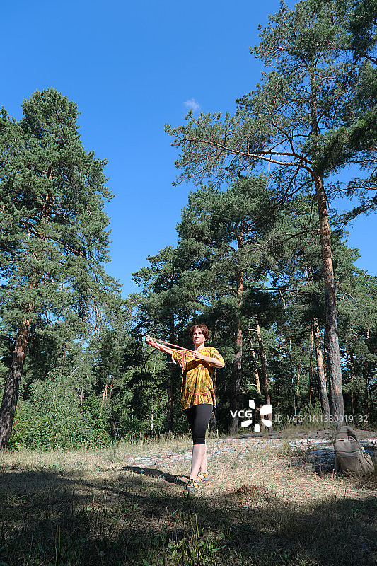 成熟的女人在自然公园用抵抗带锻炼图片素材
