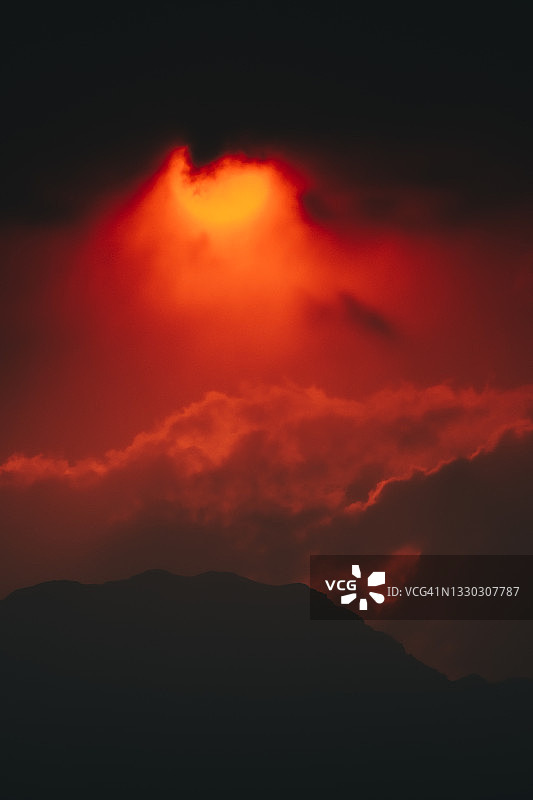 加拿大不列颠哥伦比亚省森林大火的烟雾引起的戏剧性日落图片素材